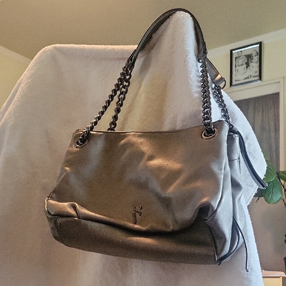 Stylish Simply Vera Wang Gray Leather Shoulder Bag. Very Good Condition.